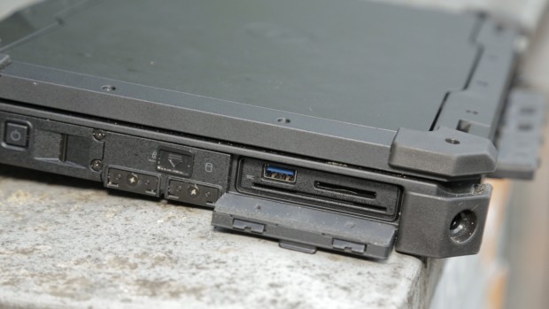 Schmutz setzt sich in allen Öffnungen und Ritzen fest. (Bild: Fabian Hamacher/Golem.de)